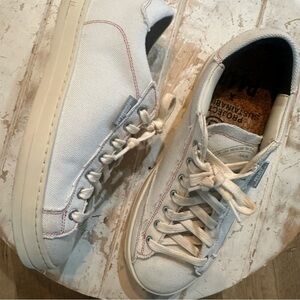 P448 John Vegan Low Top Cream Sneakers